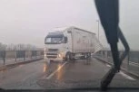 DRAMA U BAČKOJ PALANCI: Vetar prevrnuo prikolicu na mostu!