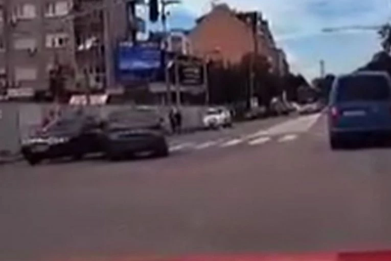 VOZAČ TOKOM VOŽNJE IZGUBIO SVEST: Dobio infarkt i zakucao se u drugo vozilo! (VIDEO)