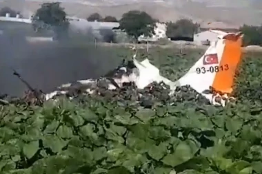 SRUŠIO SE VOJNI TRENAŽNI AVION: Dva pilota poginula u nesreći (VIDEO)