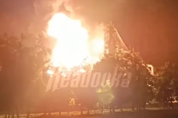 RUSKA RAFINERIJA U PLAMENU: Ukrajinci udarili svom silom, prijavljeni napadi i na drugim lokacijama (VIDEO)