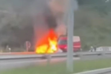 HAOS NA AUTO-PUTU KOD BUBANJ POTOKA! Gori automobil, pretvorio se u buktinju! (VIDEO)