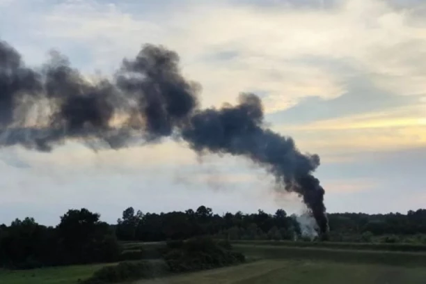 UŽAS PORED AUTOPUTA MILOŠ VELIKI: Ogroman oblak crnog dima se širi ka Čačku!