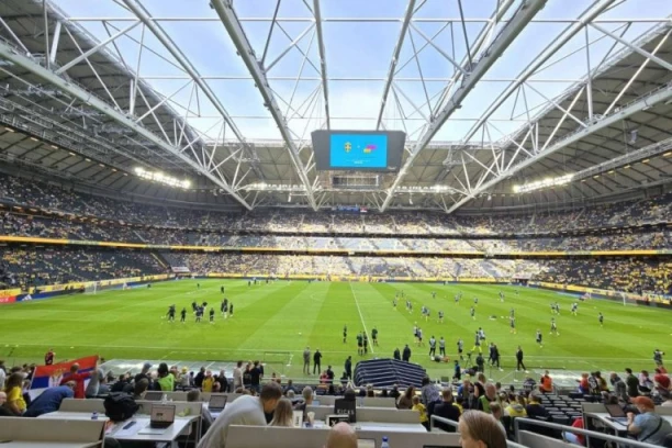 SRBIJA SE PRIPREMA ZA EVRO, ŠVEDSKA SE OPRAŠTA OD VELIKOG IBRE: Pun stadion u Stokholmu gleda "orlove"!