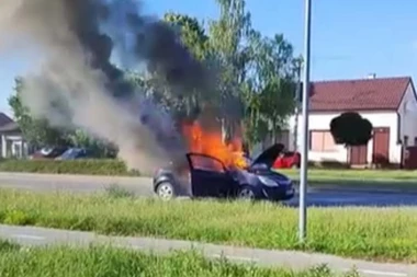 JEZIVA SCENA U SREMSKOJ MITROVICI! Izgoreo automobil do golog metala, crni oblak dima kulja u nebo (VIDEO)