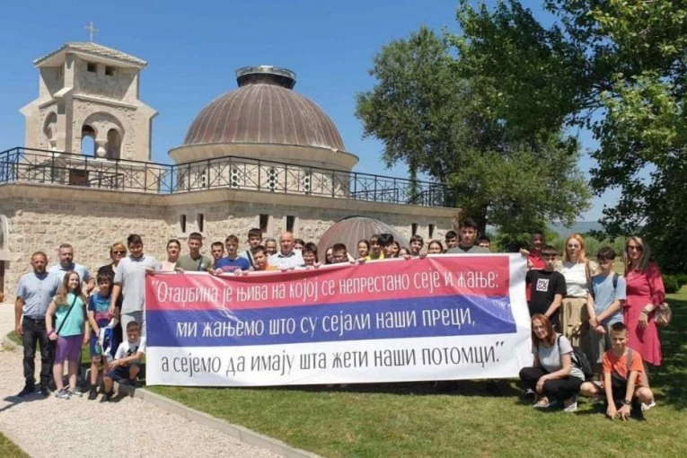 DECA IZ SRBIJE POSETILA PREBILOVCE: Na mestu najvećeg stradanja srpskog naroda