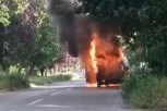 VATRA GUTA KOMBI U ZEMUNU: Vozilo potpuno izgorelo!
