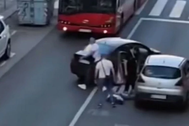 HAPŠENJE U CENTRU BEOGRADA: Muškarca vezali lisicama, pa polegli na ulicu! (VIDEO)