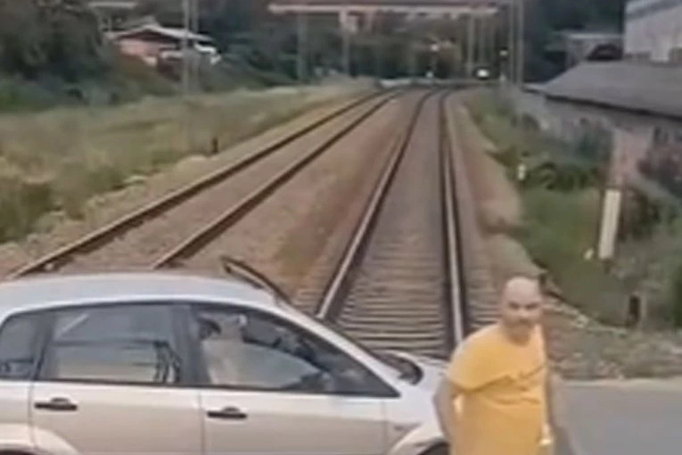 ZAUSTAVIO KOLA NASRED ŠINA, PA NAPRAVIO HAOS! Vozač izleteo iz automobila, pa psovao i vređao mašinovođu! (VIDEO)