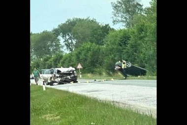 HOROR NA PUTU RATKOVO-PARAGE! Direktni sudar vozila pod VELIKOM BRZINOM, jedan auto SMRSKAN DO NEPREPOZNATLJIVOSTI (FOTO)