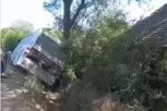 PRVI SNIMCI KATASTROFE KOD LAZAREVCA! Autobus izgubio kontrolu i završio u jarku pored kuće (VIDEO)