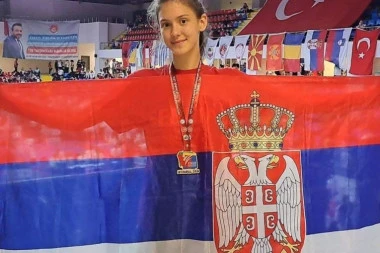 SANJALA JE ZLATAN SAN ZA SVOJU SRBIJU! Nina (13) se sa trobojkom popela na postolje i ZAPLAKALA OD SREĆE!