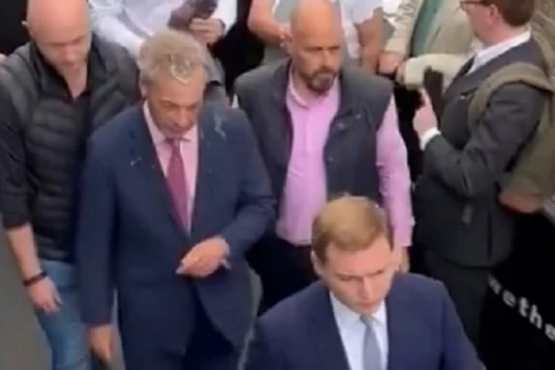 PONOVO NA METI NARODA: Političara i voditelja još jednom gađali kamenjem i kafom! (VIDEO)