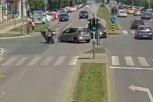 UŽAS U NOVOM SADU!  Pogledajte kako je automobilom oborio policajca na motoru (VIDEO)