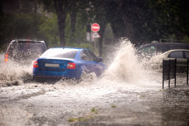 NEVREME PARALIŠE SRBIJU! Obustavljen saobraćaj u ovom delu zemlje! Evo gde će oluja nastaviti svoje pustošenje (FOTO)