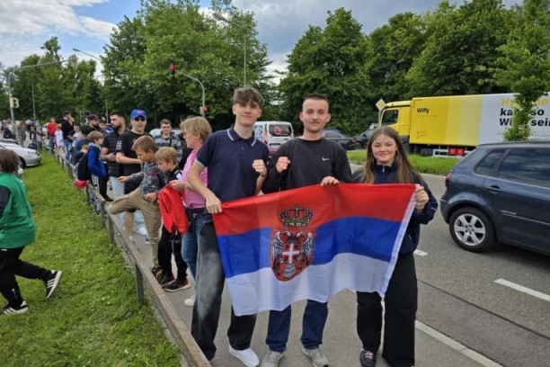 KILOMETARSKI RED ČEKA "ORLOVE" ISPRED STADIONA! HILJADE navijača se okupile da gledaju PRVI TRENING Srbije u Nemačkoj (FOTO+VIDEO)