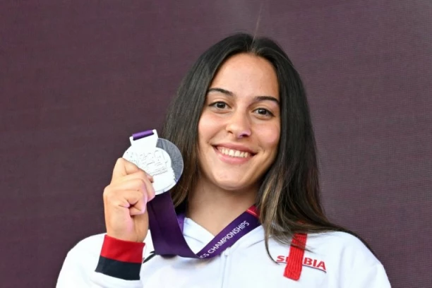 SRBIJO, BUDI PONOSNA NA ADRIANU! Ovako je HEROINA okićena medaljom pred CELIM Rimom! (VIDEO)