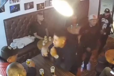 (VEOMA UZNEMIRUJUĆE!) LIKVIDACIJA U PRESTONIČKOM KAFIĆU: Nonšalantno ušao u lokal i ispalio tri hica žrtvi u potiljak (VIDEO)