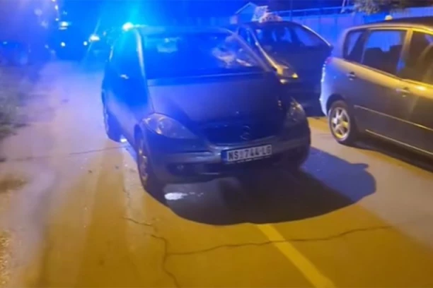MERCEDES POTPUNO IZREŠETAN NAKON ORUŽANOG OBRAČUNA: Ovako izgleda vozilo napadnutog muškarca u Novom Sadu! (VIDEO)