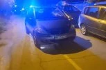 MERCEDES POTPUNO IZREŠETAN NAKON ORUŽANOG OBRAČUNA: Ovako izgleda vozilo napadnutog muškarca u Novom Sadu! (VIDEO)