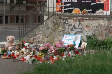 POTRESNE SCENE ISPRED KUĆE MALE VALERIJE: Sveće, cveće i plišane igračke za ubijenu devojčicu, policija traga za jednim čovekom (VIDEO)