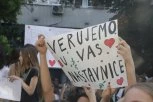"VERUJEMO U VAS NASTAVNICE!" Roditelji i nastavnici se okupili ispred OŠ "Jovan Dučić" zbog brutalnog napada na prosvetnog radnika!