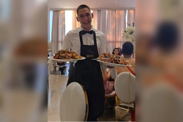 OSTAO BEZ MAJKE, ALI NE I BEZ OSMEHA: Nasmejani konobar iz Niša oduševio region, upoznao poznatu zvezdu, pa podelio svoju tešku priču (VIDEO)