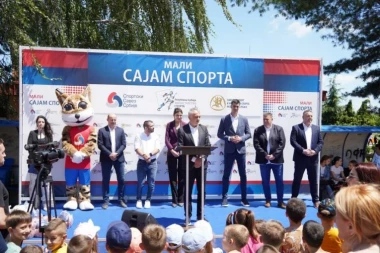 ODRŽAN MALI SAJAM SPORTA! Ministar Gajić i Davor Štefanek OBRADOVALI decu sa Uba!