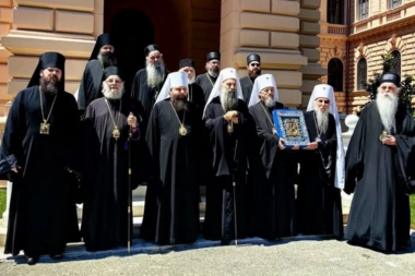 TOPLINA VERE I ZAJEDNIŠTVA: Čudotvorna ikona Presvete Bogorodice “Znamenje” blagoslovom i utehom obasjala Sremske Karlovce