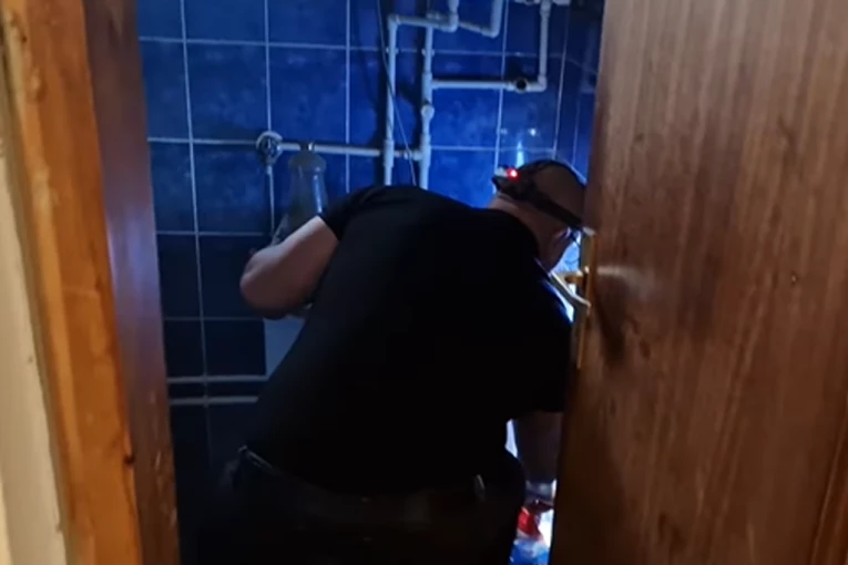 MIGOLJILA SE IZA VEŠ MAŠINE: Zmija se zavukla u kupatilo srpske porodice (VIDEO)