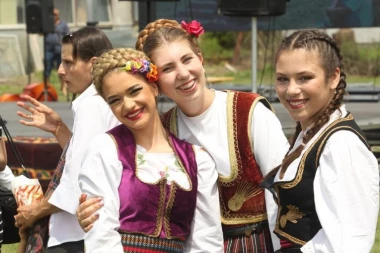 POČELI TRADICIONALNI MIHOLJSKI SUSRETI LETA: Folklor, harambaše i sve drugo što srce ište