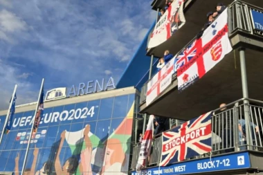 POGLEDAJTE ATMOSFERU IZ GELZENKIRHENA! Ključa sat pred početak! Englezi OKAČILI ZASTAVE! (FOTO+VIDEO)