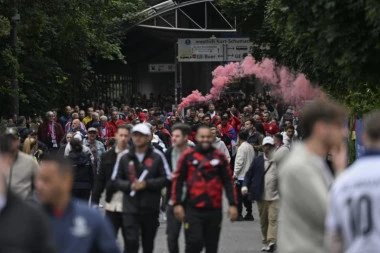 ENGLEZI PROVOCIRALI KORTEO SA SRBIMA! Pokušali da IZAZOVU incident! Evo kako su NAŠI ODGOVORILI - Reagovala policija!