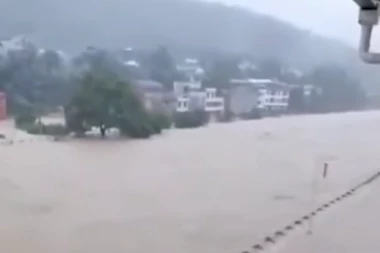 STRAVIČNE SCENE NAKON OBILNIH KIŠA: Ima mrtvih i nestalih u klizištu, porušeno stotine kuća (VIDEO)