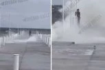 DRAMATIČAN SNIMAK: Veliki talasi odneli još jednu devojku u uzburkano Crno more kod Odese! (VIDEO)