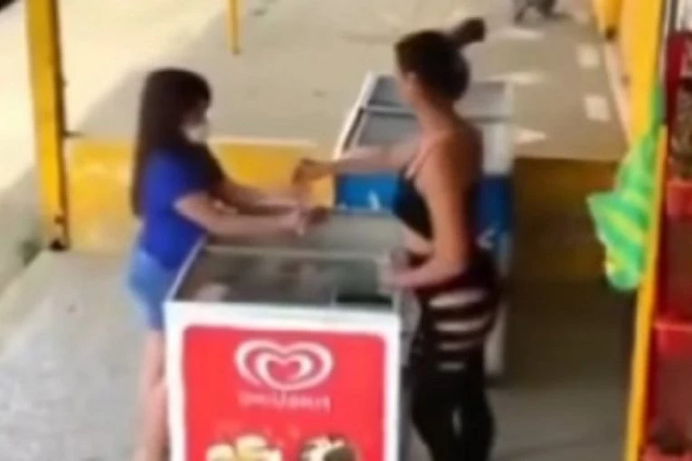 JEZIVO! Prodavačica sladoleda u poslednji čas sprečila OTMICU DEVOJČICE! Muškarac vrebao iz prikrajka, a onda se dogodio obrt (VIDEO)