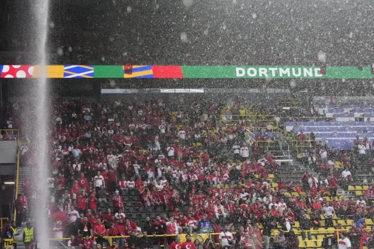 HAOTIČNO: Pogledajte žestoku tuču navijača Turske i Gruzije! (VIDEO)