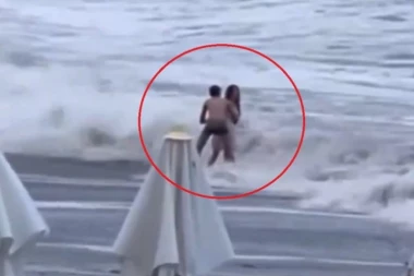 VRAG JE ODNEO ŠALU! Par uživao u romantici na plaži, a onda je nastao HOROR! Objavljen JEZIVI snimak (VIDEO)