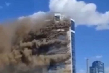HITNA EVAKUACIJA! GORI PONOS PRESTONICE! Zgrada u plamenu! Buknulo na 26. spratu, izgorelo 180 kvadratnih metara objekta! (FOTO/VIDEO)