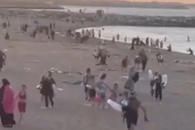 LJUDI SPASAVAJU GLAVE NA RAMENIMA, OPŠTA BEŽANIJA! Hvataju decu i trče, dok ruske snage jure teroriste na plaži Mahačkale! (VIDEO)