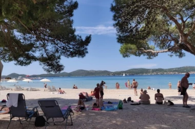 ŠOK SCENA NA JADRANU: Strani turisti razbesneli kupače! Kako im je palo na pamet da OVO URADE na plaži? (FOTO)