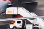 DRAMA NA AERODROMU, IZBIO VELIKI POŽAR: Vatra buknula na stepenicama za ulazak na avion (VIDEO)