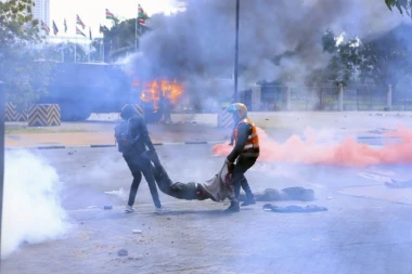 POLICIJA OTVORILA VATRU NA DEMONSTRANTE: Najmanje 10 ljudi ubijeno, zgrada parlamenta u plamenu (VIDEO)