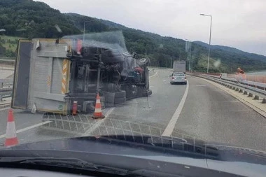 TEŠKO POVREĐEN VOZAČ! Prevrnuo se kamion kod Predejana! (FOTO)