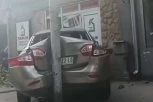 JEZIV SUDAR DVA AUTOMOBILA U NIŠU! Porušili sve po trotoaru! JEDNO VOZILO UMALO ULETELO U LOKAL! (VIDEO)