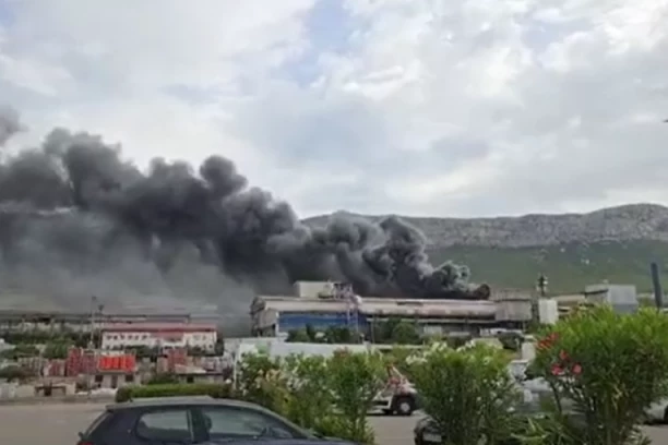 GORI ŽELEZARA: Crni gusti dim se nadvio nad gradom (VIDEO)