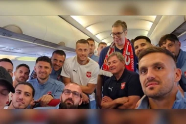 BRUKA FUDBALSKOG SAVEZA SRBIJE: Hrvatska zastava na avionu u kom su "Orlovi" putovali u Minhen, u njega uveli i PREDSEDNIKA VUČIĆA!