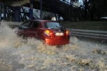 AMSS UPOZORAVA! Vožnju otežavaju pljuskovi i mokri kolovozi, BUDITE OPREZNI! Ova deonica je kritična! (VIDEO)