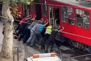 TRAMVAJ ISPAO IZ ŠINA: Nekoliko građana guranjem pokušali da ga vrate (VIDEO)