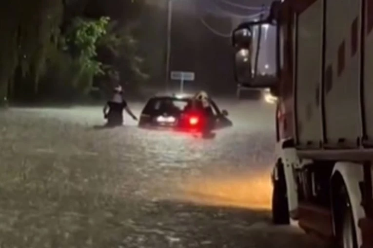 VATROGASCI U PRIŠTINI SPASILI ČOVEKA: U jakom nevremenu vozilo stalo u poplavi (VIDEO)