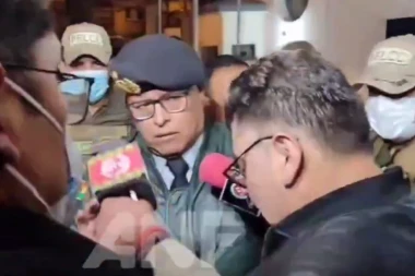 "GENERALE, UHAPŠENI STE!" Pogledajte trenutak kada bolivijskom komandantu stavljaju lisice na ruke nakon neuspelog državnog udara! (VIDEO)